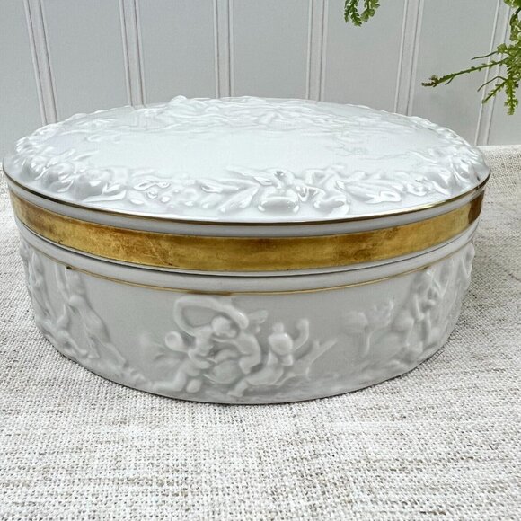 Vintage Capodimonte Jewelry Powder Box White Porcelain Embossed Gilded Dresser - Picture 1 of 11
